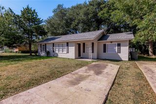 1528 Avenue P, Huntsville, TX 77340