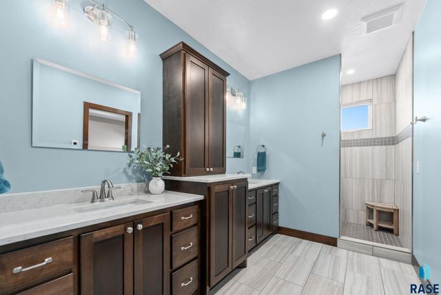 7408 E Donnelly Dr Drive, Sioux Falls, SD 57110