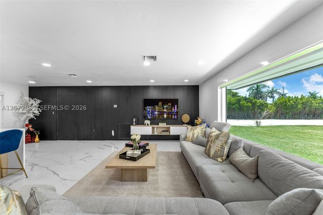 18725 SW 218th St, Miami, FL 33170