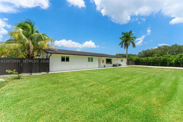 18725 SW 218th St, Miami, FL 33170