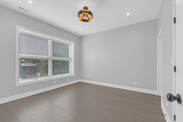4827 S Saint Lawrence Avenue 3, Chicago, IL 60615