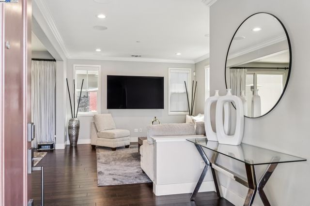 402 Mosley Ave, Alameda, CA 94501
