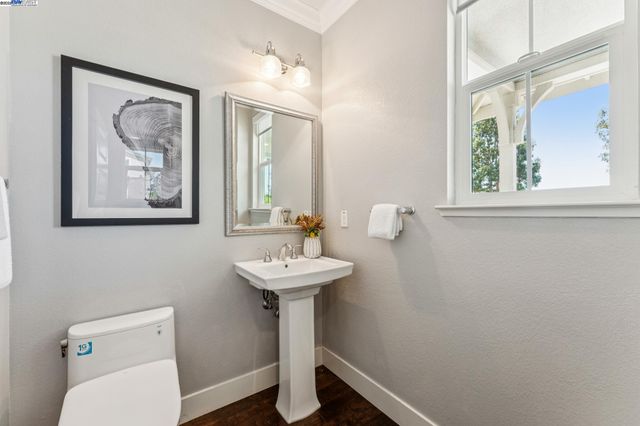 402 Mosley Ave, Alameda, CA 94501