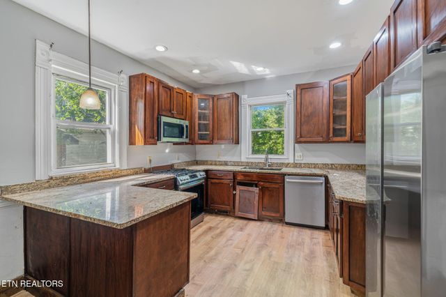 419 W Rockwood St, Rockwood, TN 37854