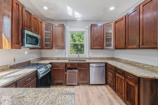 419 W Rockwood St, Rockwood, TN 37854