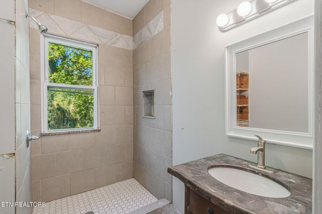 419 W Rockwood St, Rockwood, TN 37854