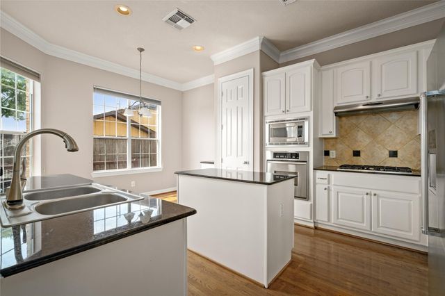 3210 W Park At Beverly Hills, Houston, TX 77057