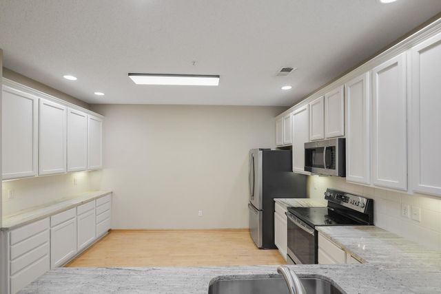 8014 Golden Valley Road, Golden Valley, MN 55427