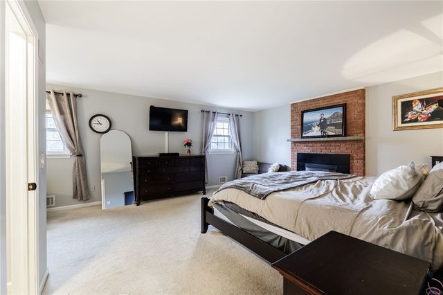16 Whitecliff Drive, Pittsford, NY 14534