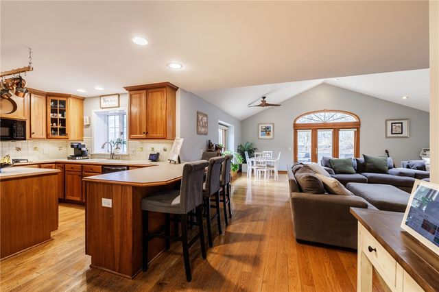 16 Whitecliff Drive, Pittsford, NY 14534