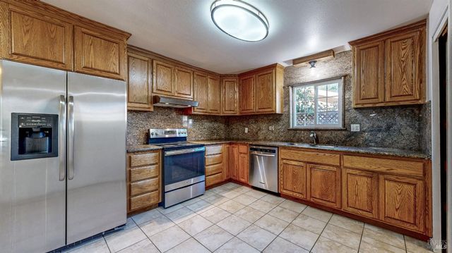 4872 Canyon Dr, Santa Rosa, CA 95409