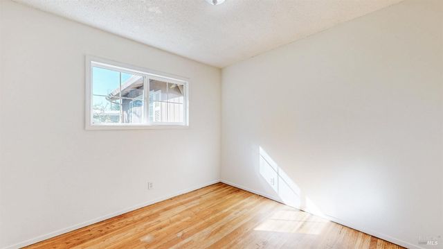 4872 Canyon Dr, Santa Rosa, CA 95409