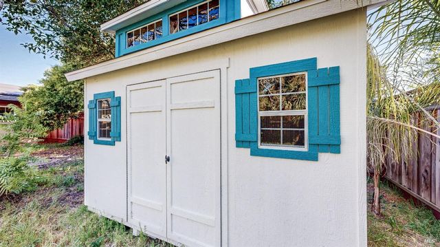 4872 Canyon Dr, Santa Rosa, CA 95409