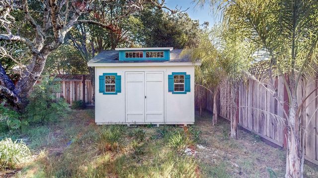 4872 Canyon Dr, Santa Rosa, CA 95409