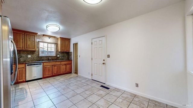 4872 Canyon Dr, Santa Rosa, CA 95409