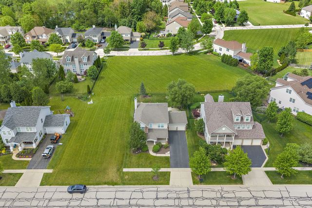 2702 Oak Drive, West Dundee, IL 60118