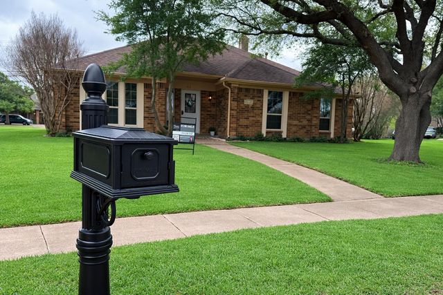 413 Kingsbridge Court, Garland, TX 75040