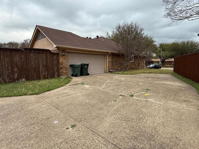 413 Kingsbridge Court, Garland, TX 75040