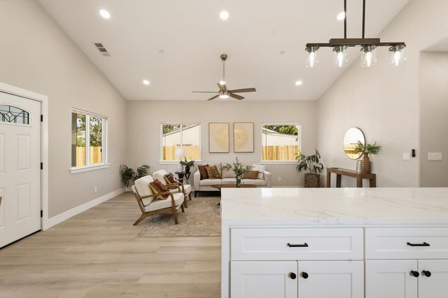 2450 Knoll St, Sacramento, CA 95815