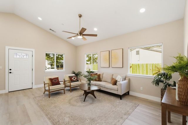 2450 Knoll St, Sacramento, CA 95815