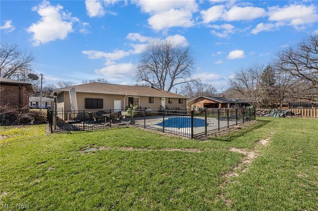 8320 Craigleigh Drive, Parma, OH 44129