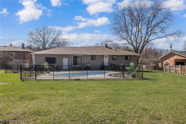 8320 Craigleigh Drive, Parma, OH 44129