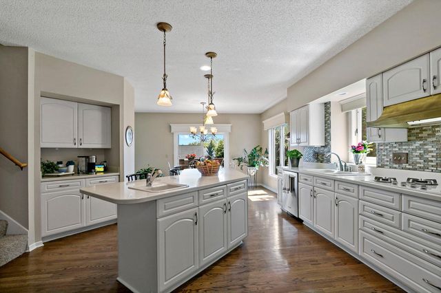 8923 Highland Bay, Woodbury, MN 55125