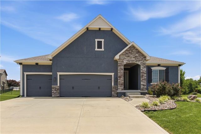 16989 S Heatherwood Street, Olathe, KS 66062