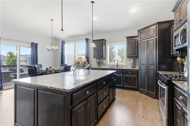 16989 S Heatherwood Street, Olathe, KS 66062