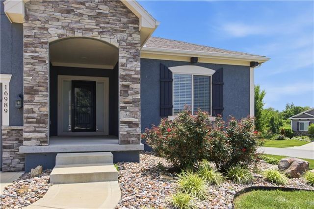 16989 S Heatherwood Street, Olathe, KS 66062
