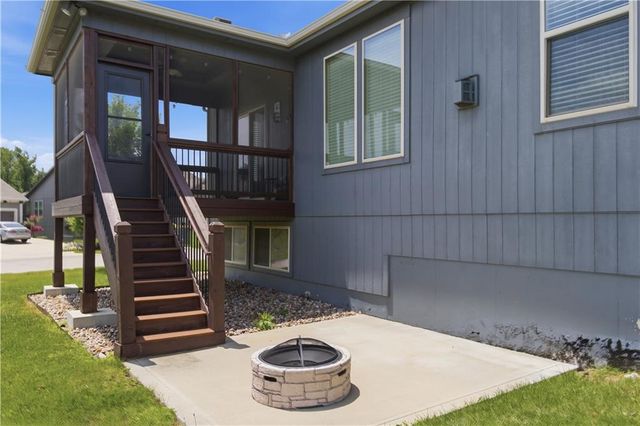 16989 S Heatherwood Street, Olathe, KS 66062