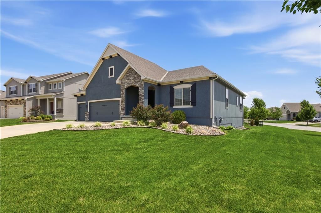 16989 S Heatherwood Street, Olathe, KS 66062