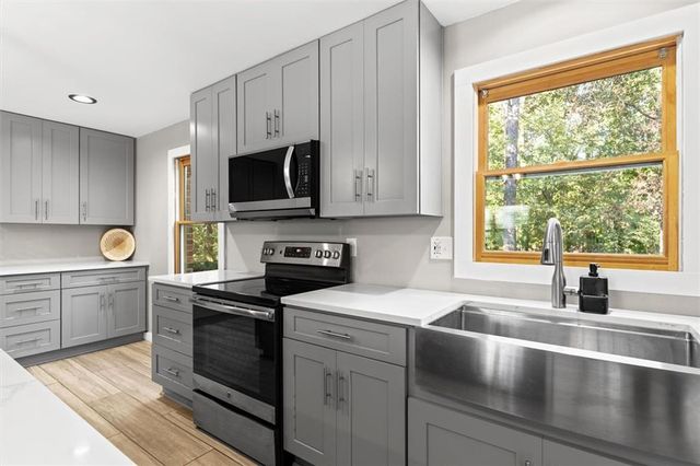 2731 Brackenwood Drive, Snellville, GA 30039