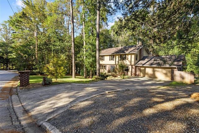 2731 Brackenwood Drive, Snellville, GA 30039