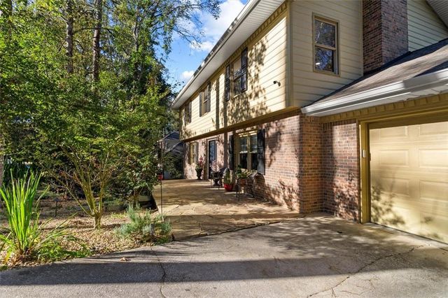 2731 Brackenwood Drive, Snellville, GA 30039