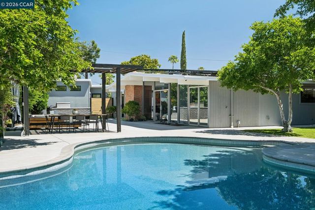 1237 Lancashire Dr, Concord, CA 94518