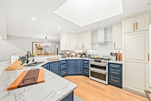 2045 Hawthorne DRIVE, Elm Grove, WI 53122