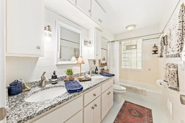 2045 Hawthorne DRIVE, Elm Grove, WI 53122