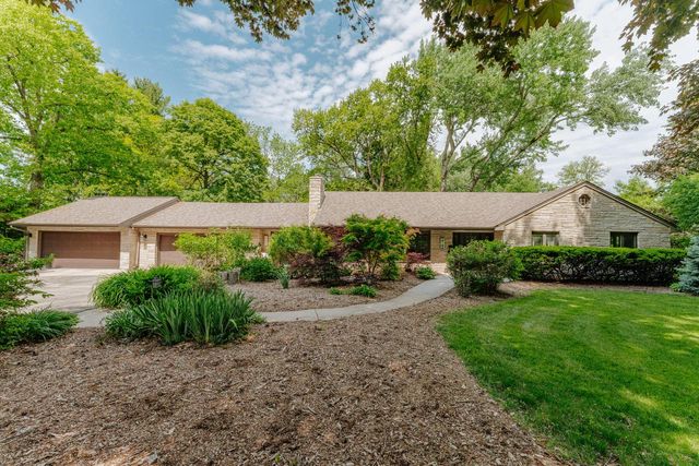 2045 Hawthorne DRIVE, Elm Grove, WI 53122