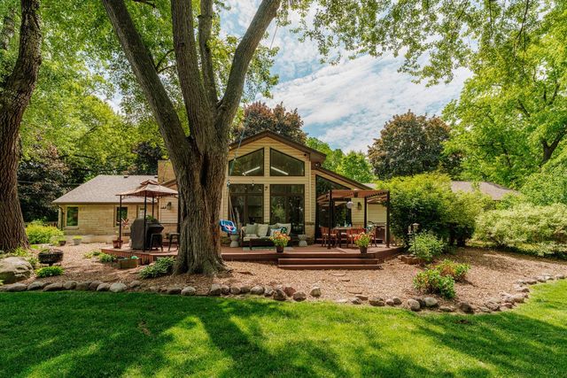 2045 Hawthorne DRIVE, Elm Grove, WI 53122
