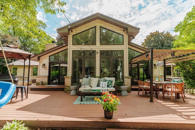 2045 Hawthorne DRIVE, Elm Grove, WI 53122