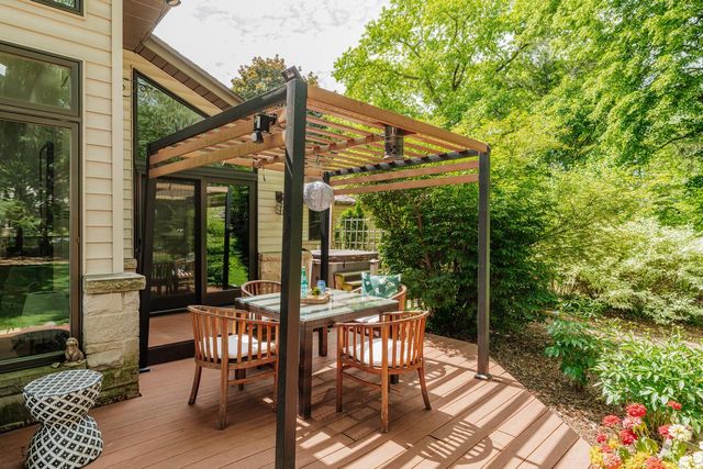 2045 Hawthorne DRIVE, Elm Grove, WI 53122