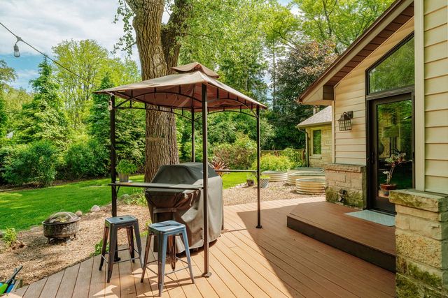 2045 Hawthorne DRIVE, Elm Grove, WI 53122