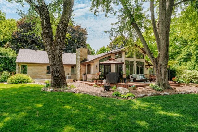 2045 Hawthorne DRIVE, Elm Grove, WI 53122