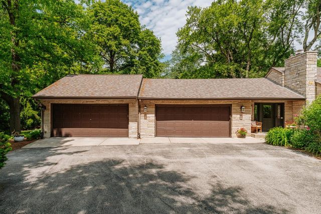 2045 Hawthorne DRIVE, Elm Grove, WI 53122