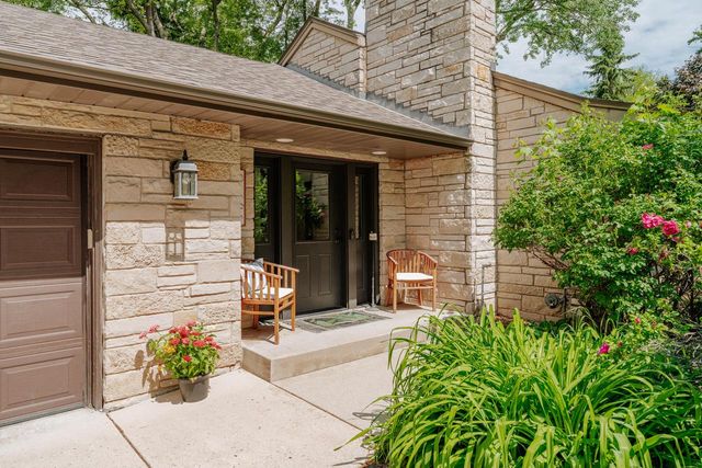 2045 Hawthorne DRIVE, Elm Grove, WI 53122
