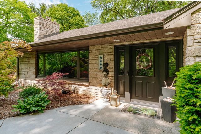 2045 Hawthorne DRIVE, Elm Grove, WI 53122