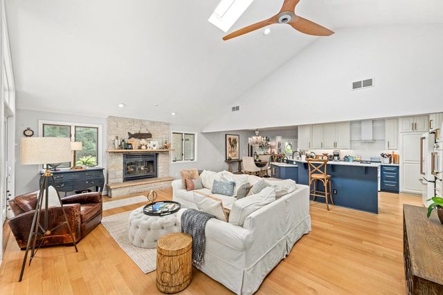 2045 Hawthorne DRIVE, Elm Grove, WI 53122