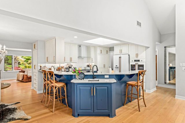 2045 Hawthorne DRIVE, Elm Grove, WI 53122
