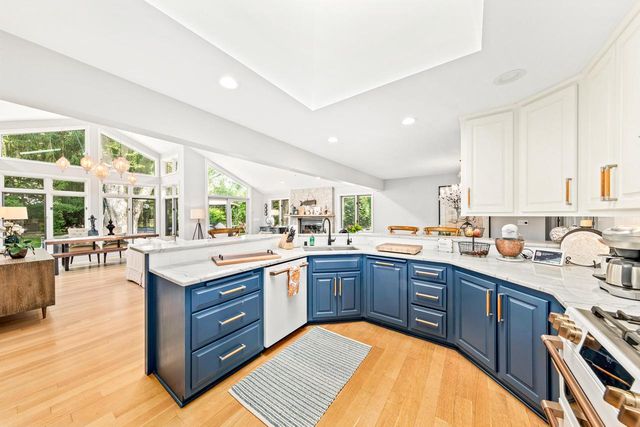 2045 Hawthorne DRIVE, Elm Grove, WI 53122